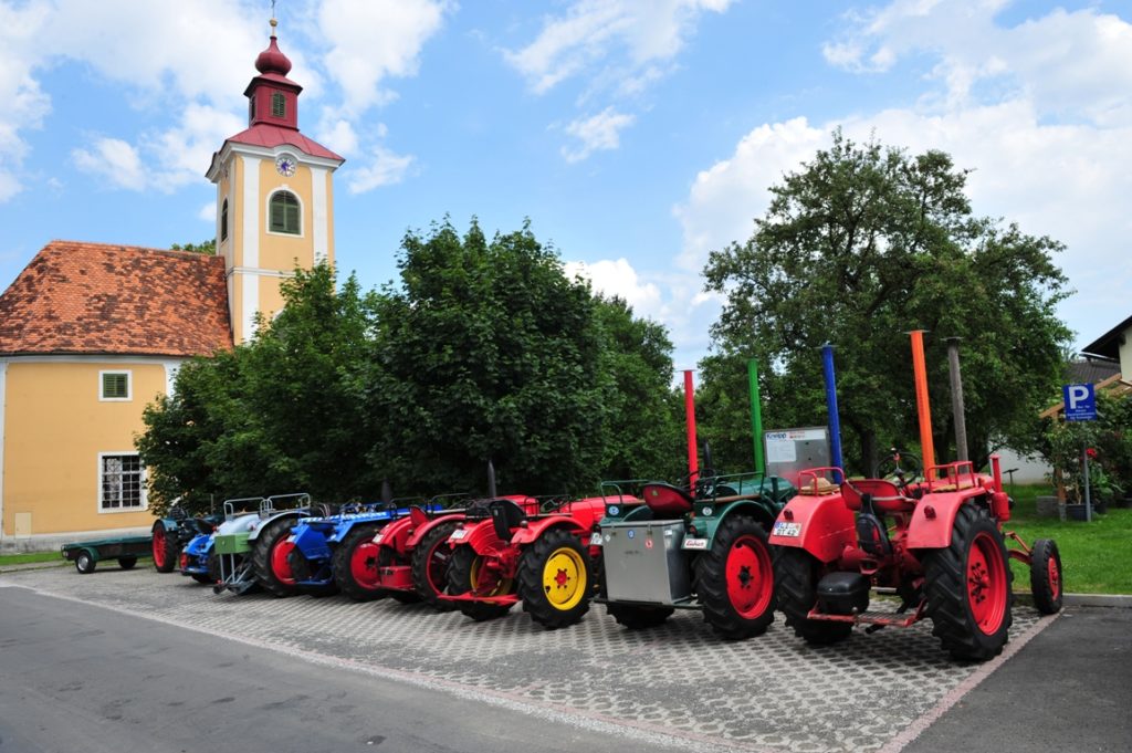 Parkplatz vor der Backhendlstation Schneider