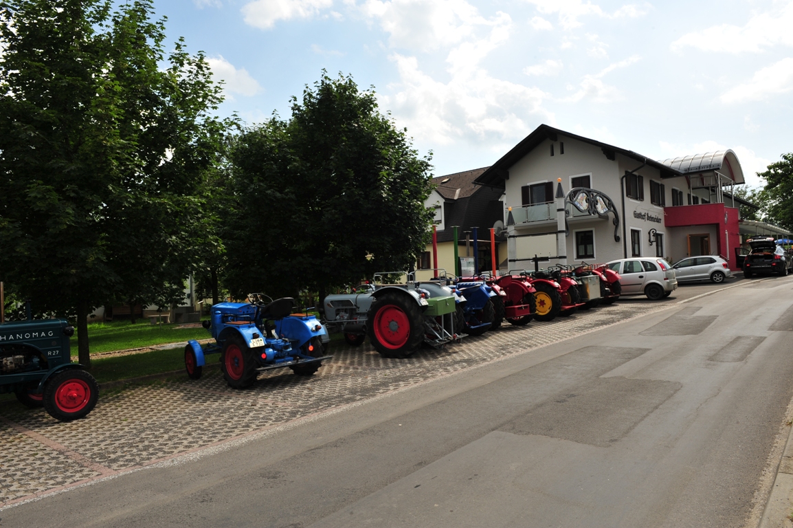 Parkplatz vor der Backhendlstation Schneider