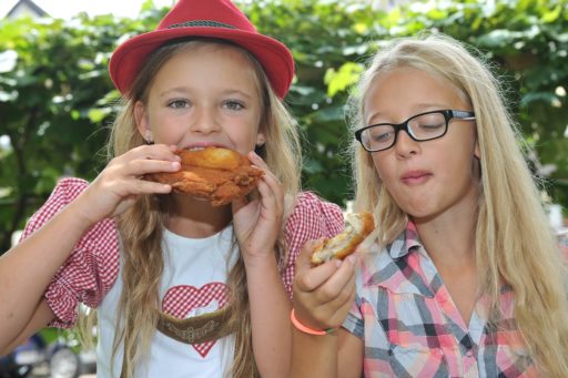 Esther und Anna in der Backhendlstation Schneider