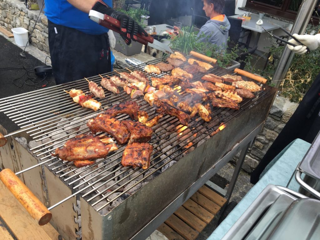 Fleisch am Grill in der Backhendlstation Schneider