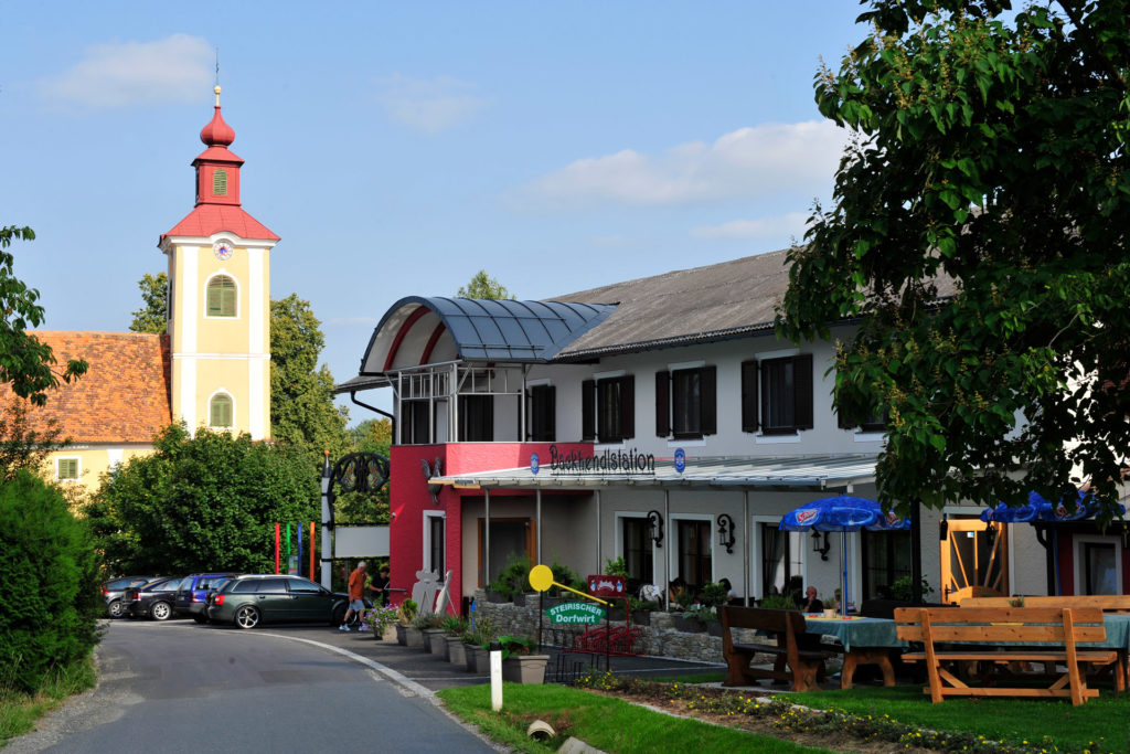 Backhendlstation Schneider mit Kirche