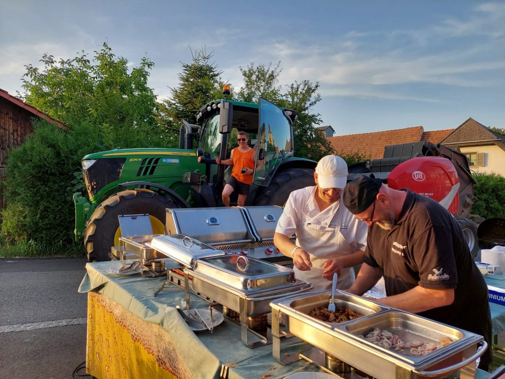Donnerstagsgrillerei in der Backhendlstation Gasthof Schneider