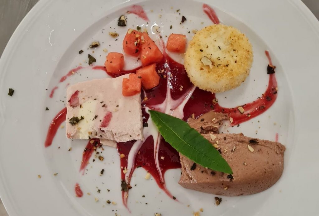 Topfenknödel mit Eis in der Backhendlstation Gasthof Schneider