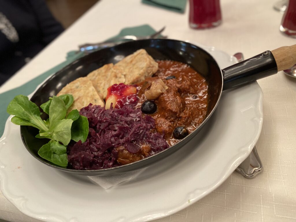 Rehgulasch bei den Wildtagen in der Backhendlstation Schneider