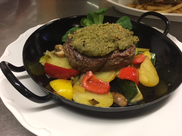Steak mit Gemüse in der Backhendlstation